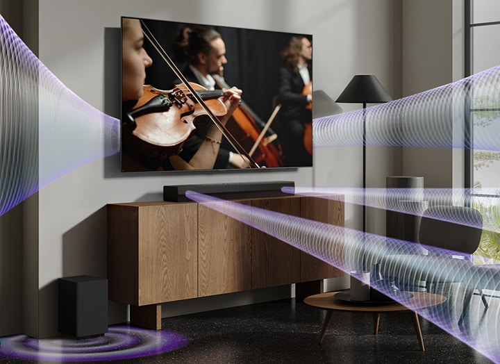 Buổi hòa nhạc violin đang được phát trên chiếc LG TV treo tường. Hiệu ứng âm thanh ảo lan tỏa đồng thời từ TV và LG Soundbar S20A, thể hiện cách mà WOW Orchestra được tạo nên.
